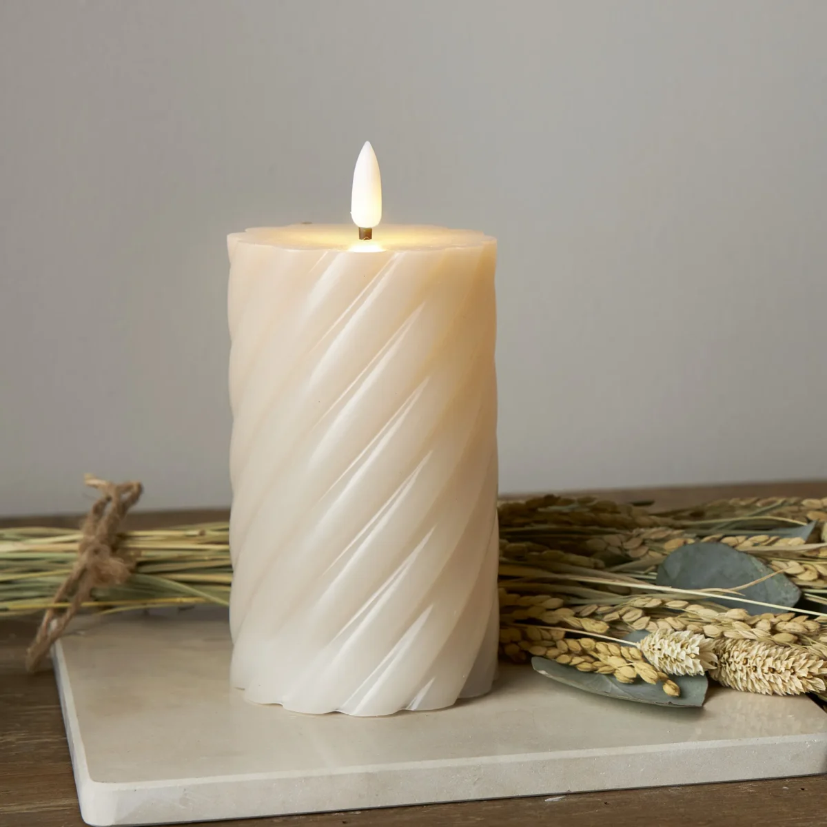 LED Echtwachs-Kerze "Flamme Swirl", beige, Spiraloptik, 15x7.5cm, mit Timer – Bild 2