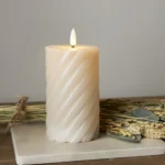 LED Echtwachs-Kerze "Flamme Swirl", beige, Spiraloptik, 15x7.5cm, mit Timer – Bild 2