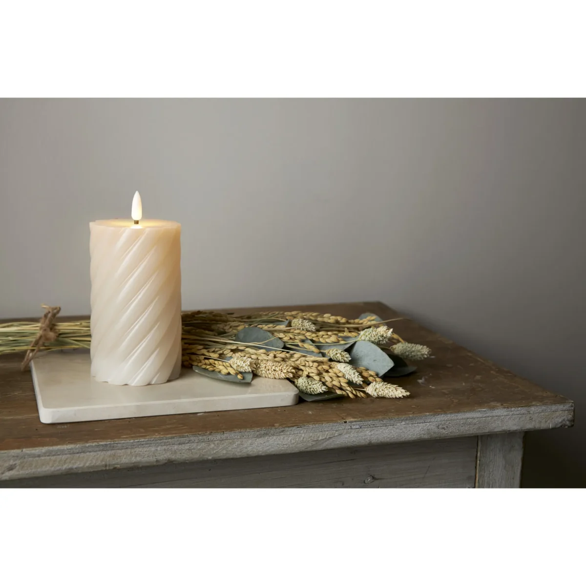 LED Echtwachs-Kerze "Flamme Swirl", beige, Spiraloptik, 15x7.5cm, mit Timer – Bild 3