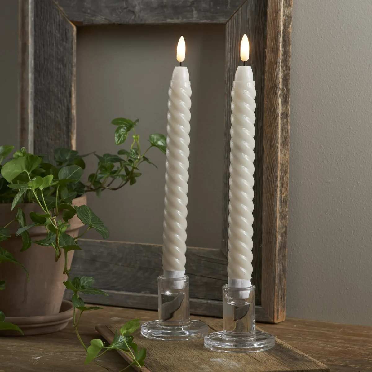 LED Echtwachs-Kerze "Flamme Swirl Antique", beige, Spiraloptik, 25x2.3cm, Timer, 2er-Set – Bild 2