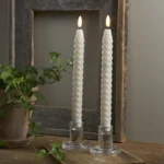 LED Echtwachs-Kerze "Flamme Swirl Antique", beige, Spiraloptik, 25x2.3cm, Timer, 2er-Set – Bild 2