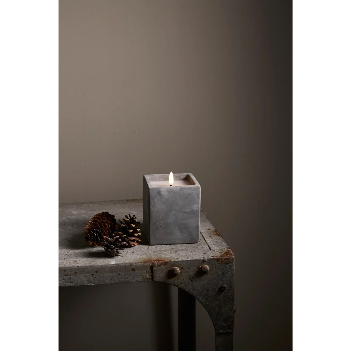 LED Wachskerze "Flamme Cem", zementfarben, flackernd, 8,5x11,5cm – Bild 2
