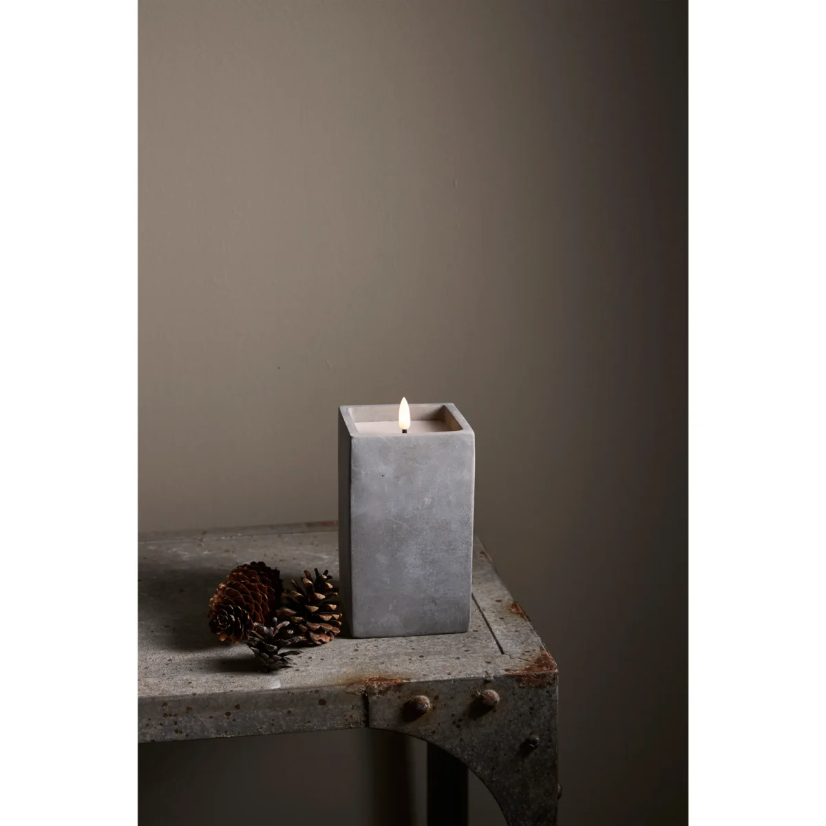 LED Wachskerze "Flamme Cem", zementfarben, flackernd, 8,5x16,5cm – Bild 3