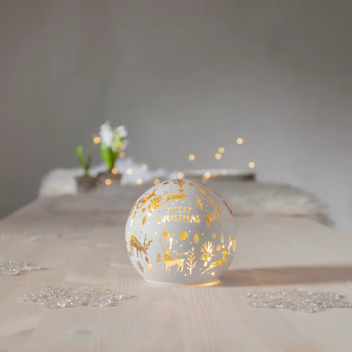 Deko-Glaskugel "Merry X-Mas", weiß, 12cm, Wintermotiv, innen Gold, Batterie – Bild 2
