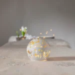 Deko-Glaskugel "Merry X-Mas", weiß, 12cm, Wintermotiv, innen Gold, Batterie – Bild 2
