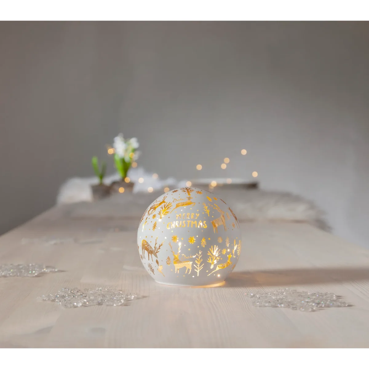 Deko-Glaskugel "Merry X-Mas", weiß, 12cm, Wintermotiv, innen Gold, Batterie – Bild 3
