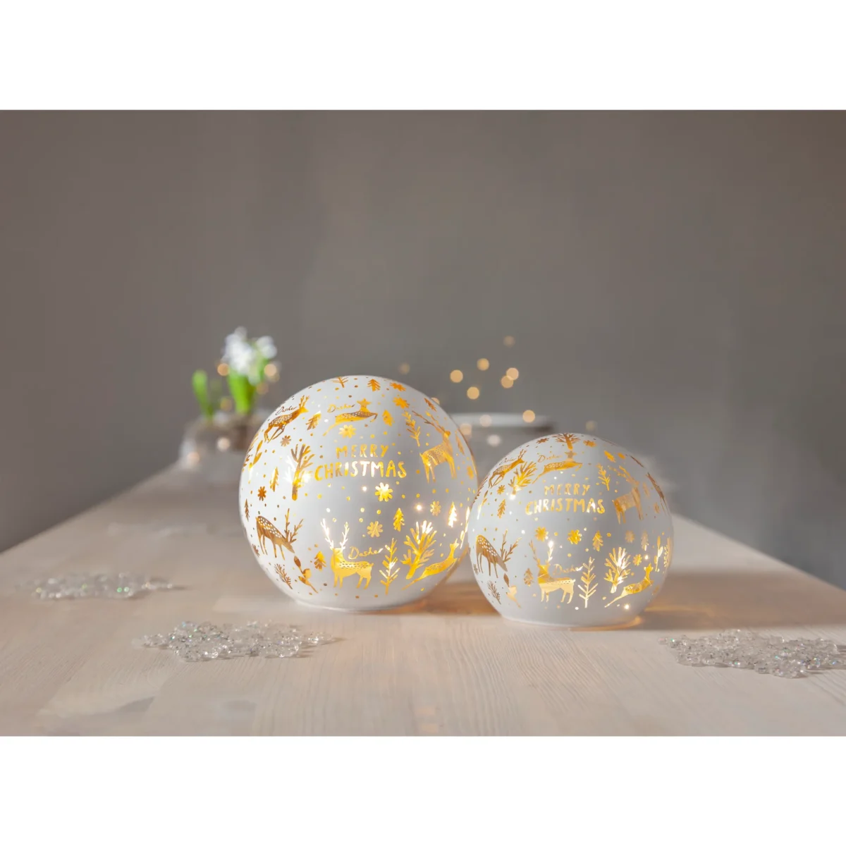 Deko-Glaskugel "Merry X-Mas", weiß, 12cm, Wintermotiv, innen Gold, Batterie – Bild 4