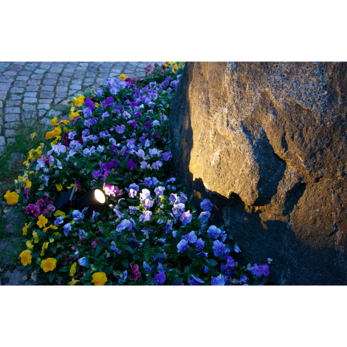 LED-Solar-Spotlight "Powerspot", schwarz, 9,5x21cm, Akku, outdoor, mit Erdspieß – Bild 2